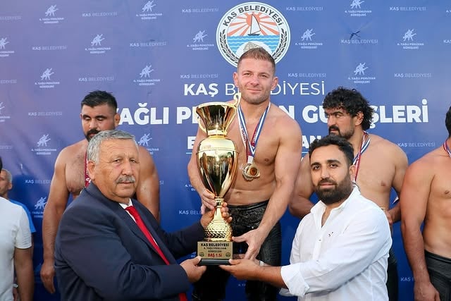 Kaş'ta Başpehlivan İsmail Balaban Şampiyon Oldu