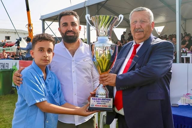 Kaş'ta Geleneksel Yağlı Pehlivan Güreşleri Ağalığını Sinan Çelik Kazandı