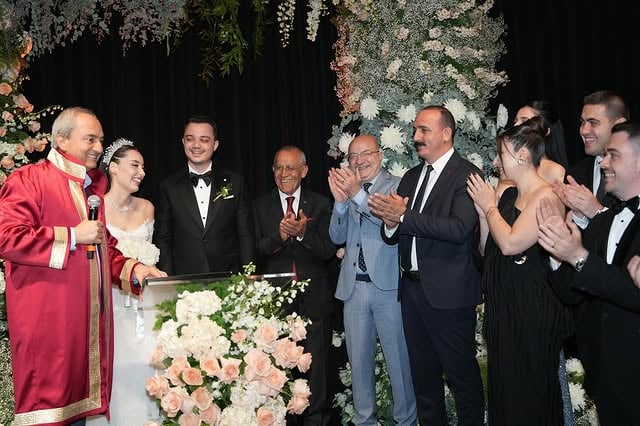 Antalya Konyaaltı Belediyesi Nikah Şahitliği Yaptı: Çiftin Mutluluğuna Katıldı