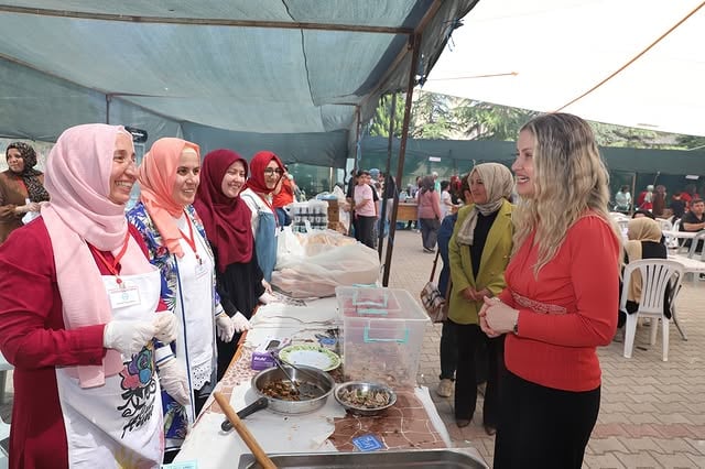 Elmalı'da Mehmet Topçu İlkokulu Kermesi Büyük İlgi Gördü