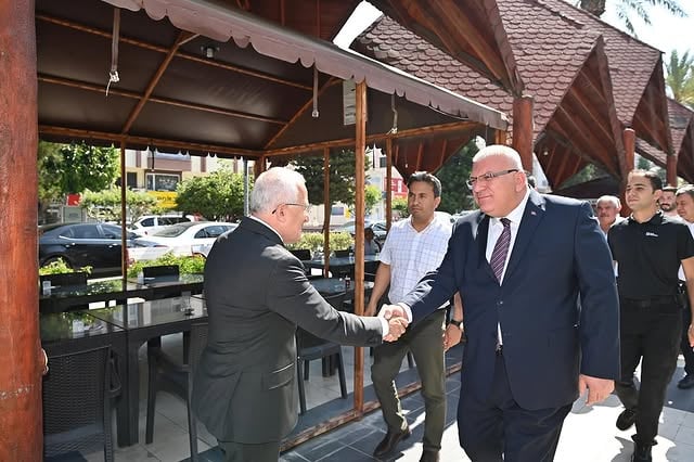 Kumluca'da Bayram Coşkusu: Kaymakam Güneş ve Milletvekili Uslu Halkla Bayramlaştı