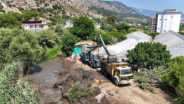 Finike Derelerinde Atık Temizliği ve Islah Çalışmaları Başladı
