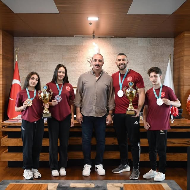 Antalya'da Kickboks Şampiyonları Belediye Başkanını Ziyaret Etti
