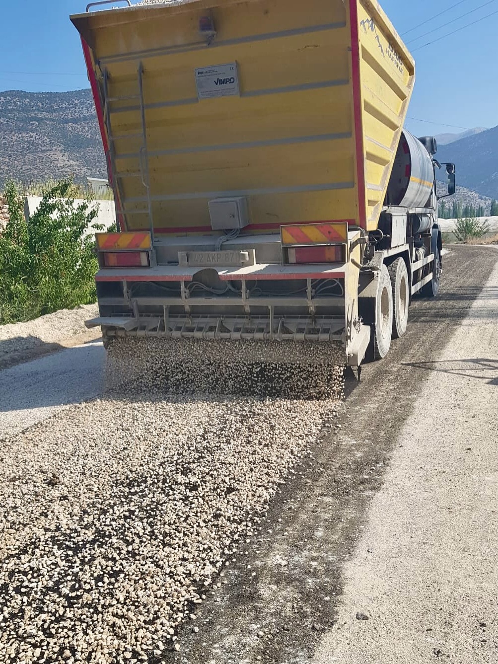 Elmalı'da Salur-Yılmazlı Mahalleleri Arası Bağlantı Yolu Asfalt Çalışmaları Sürüyor