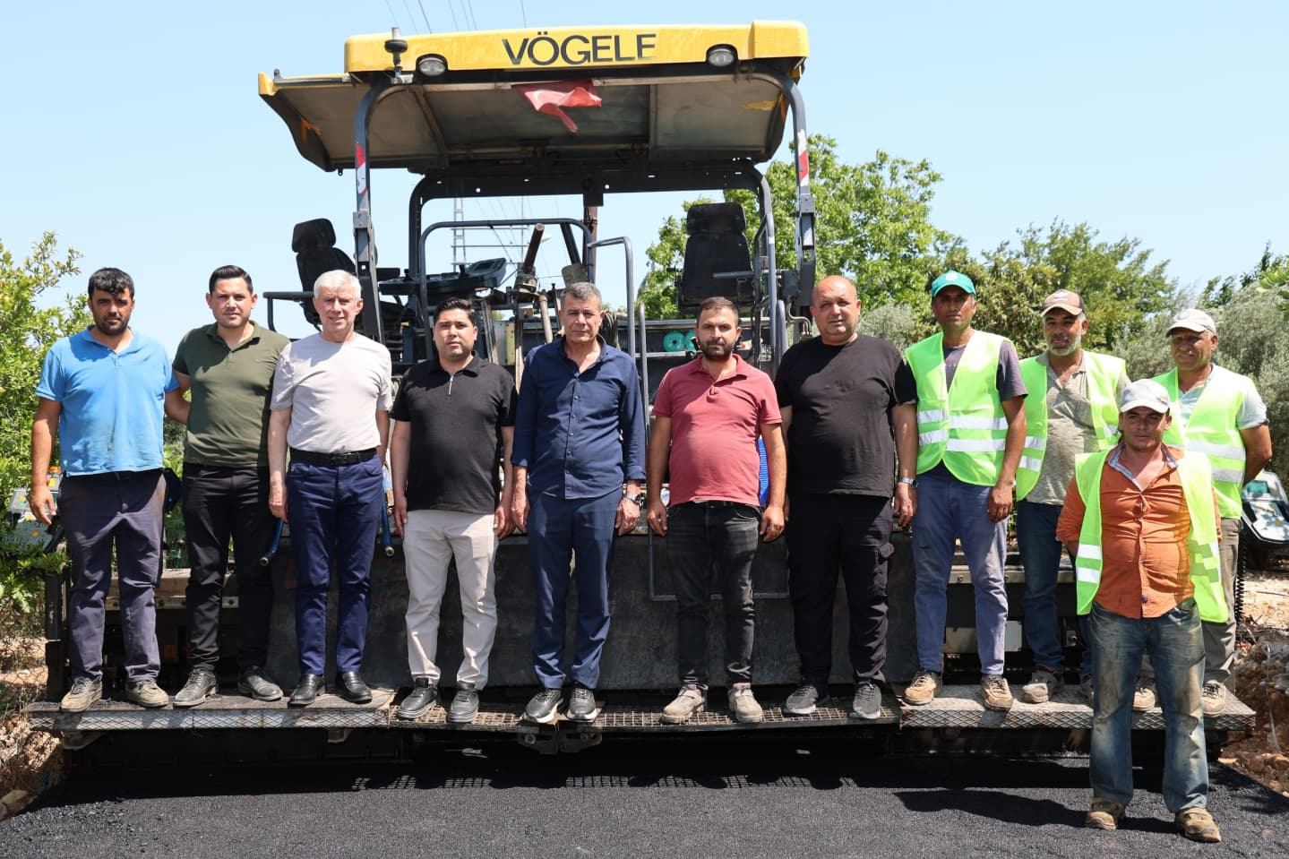 Antalya Aksu'da Topallı Mahallesi'nde Sıcak Asfalt Çalışmaları Sürüyor