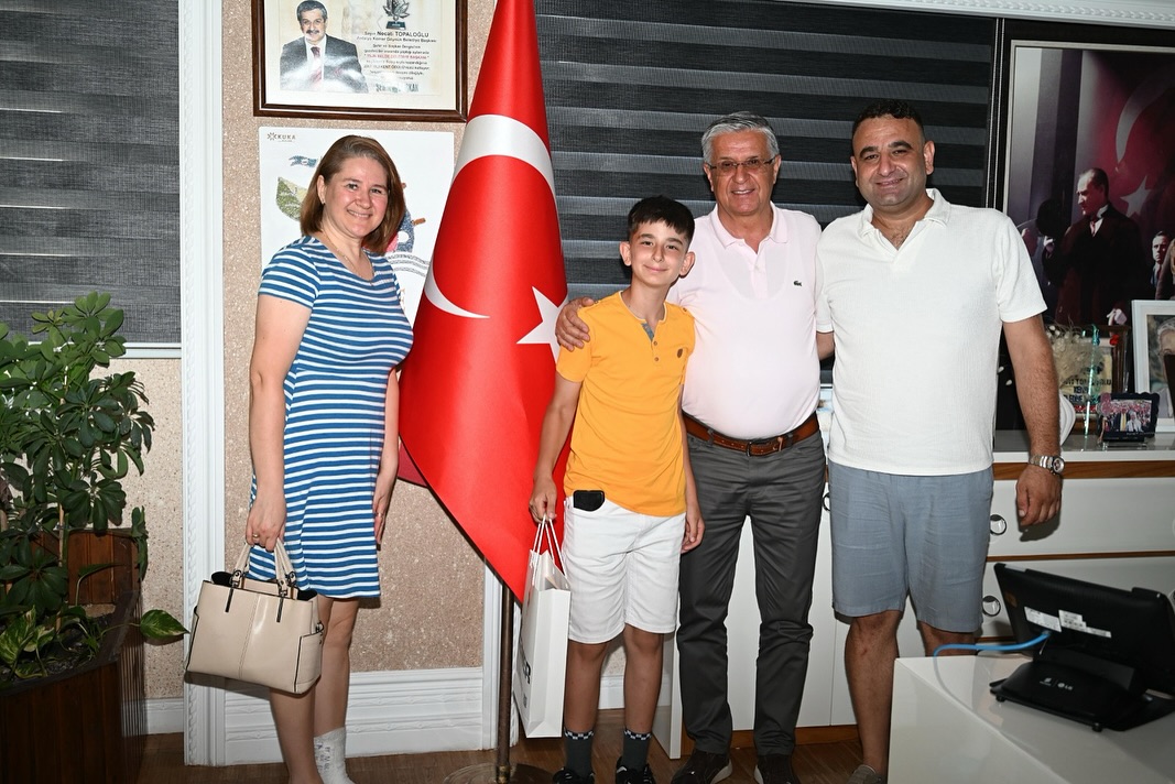 Antalya Kemer'de Minik Hayranla Başkan Topaloğlu Buluştu