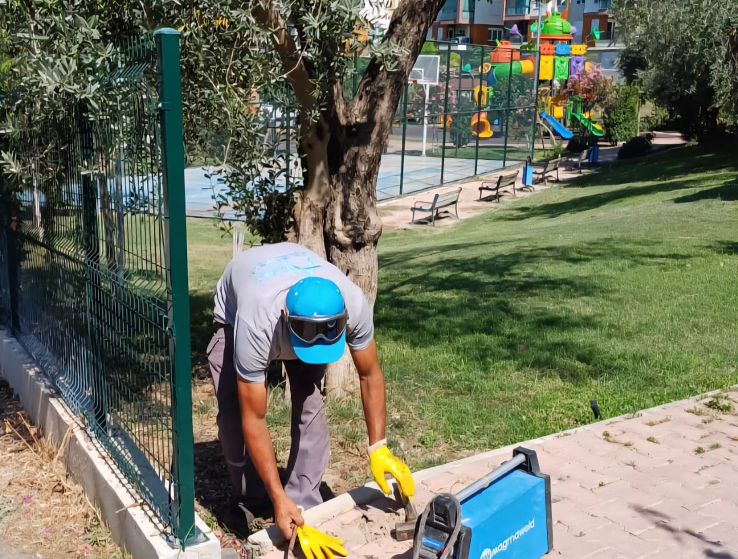 Antalya Aksu'da Parklar Yenileniyor, Mahalleler Temizleniyor