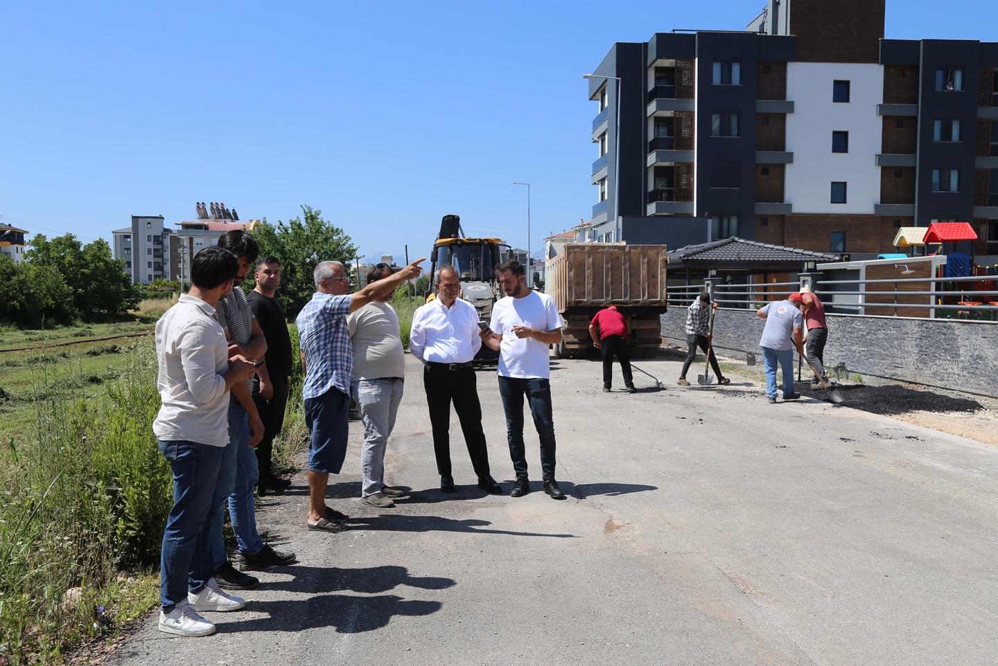 Döşemealtı Belediyesi Kırsal ve Merkezde Yol Çalışmalarına Hız Verdi