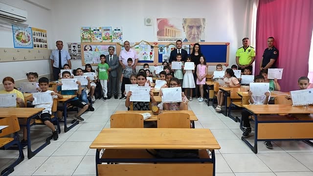 Finike Belediyesi Temsilcileri Öğrencilerin Karne Sevinçlerine Katıldı