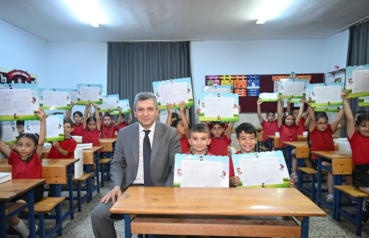 Antalya'da Öğrenciler Karne Heyecanı Yaşadı: Vali Şahin Öğrencilerle Buluştu