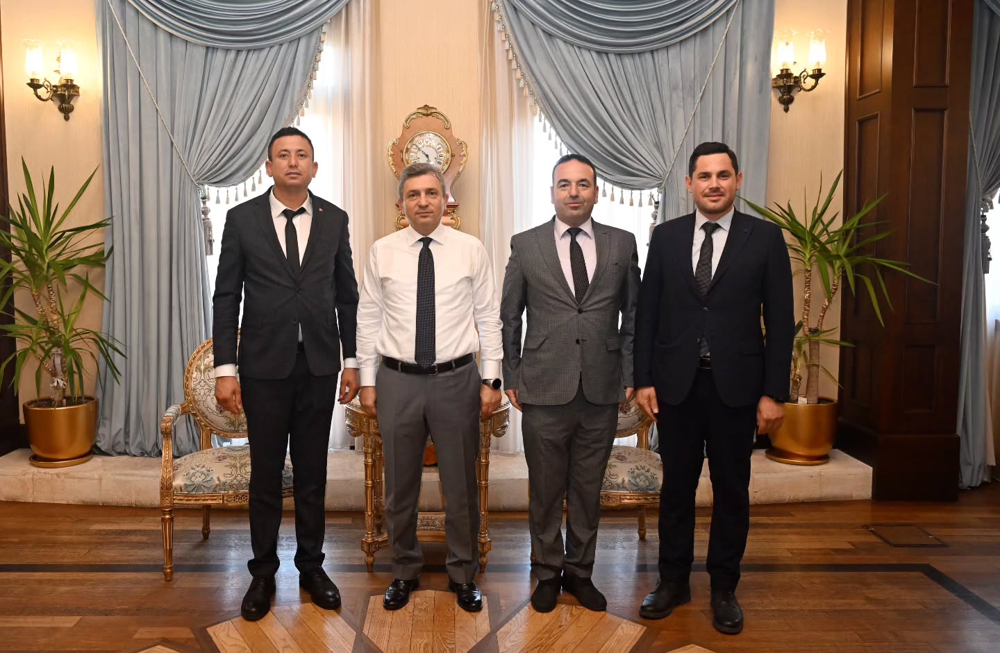 Antalya Aksu Belediyesi Başkan Yardımcıları Vali Şahin'i Ziyaret Etti