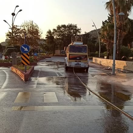 Antalya Kemer’de Elektrik Hatları Yenileme Çalışmalarının Ardından Yollar Temizleniyor