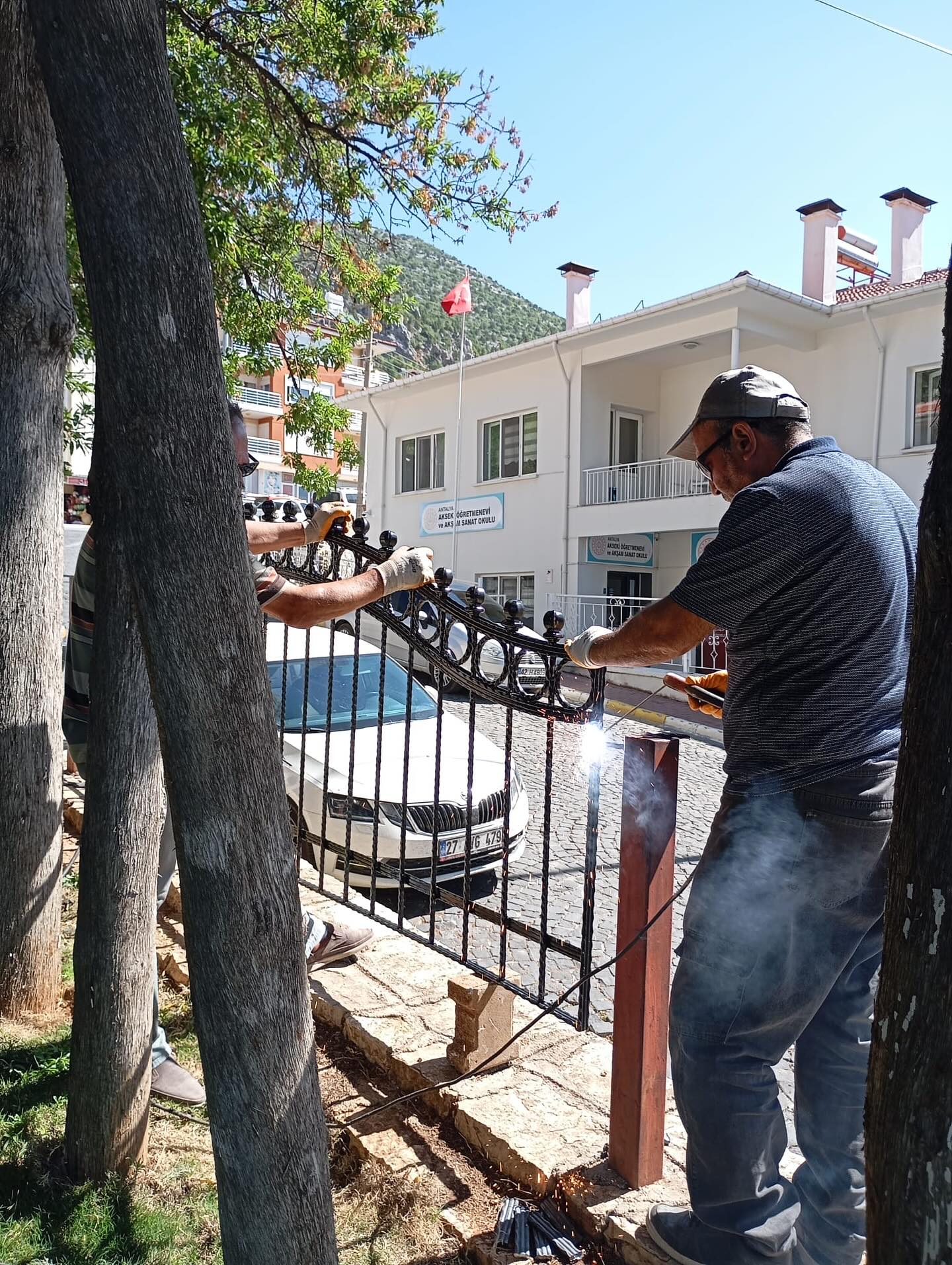 Antalya Akseki'de Hükümet Konağı Çevresi Yeniden Düzenlendi