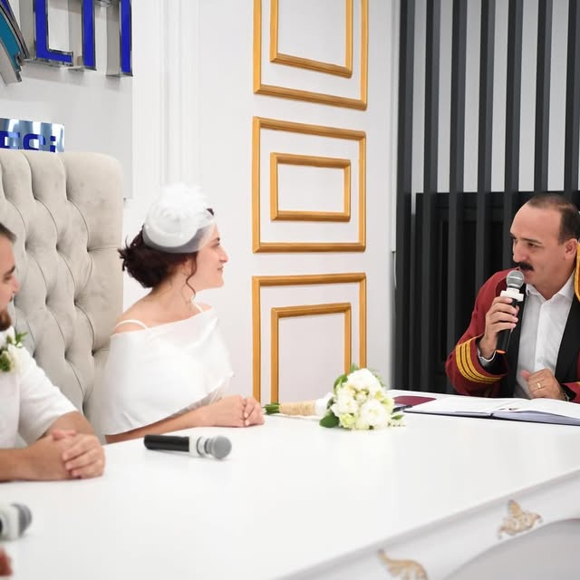 Antalya Konyaaltı Belediyesi'nden Yeni Evlilere Mutluluk Dilesi