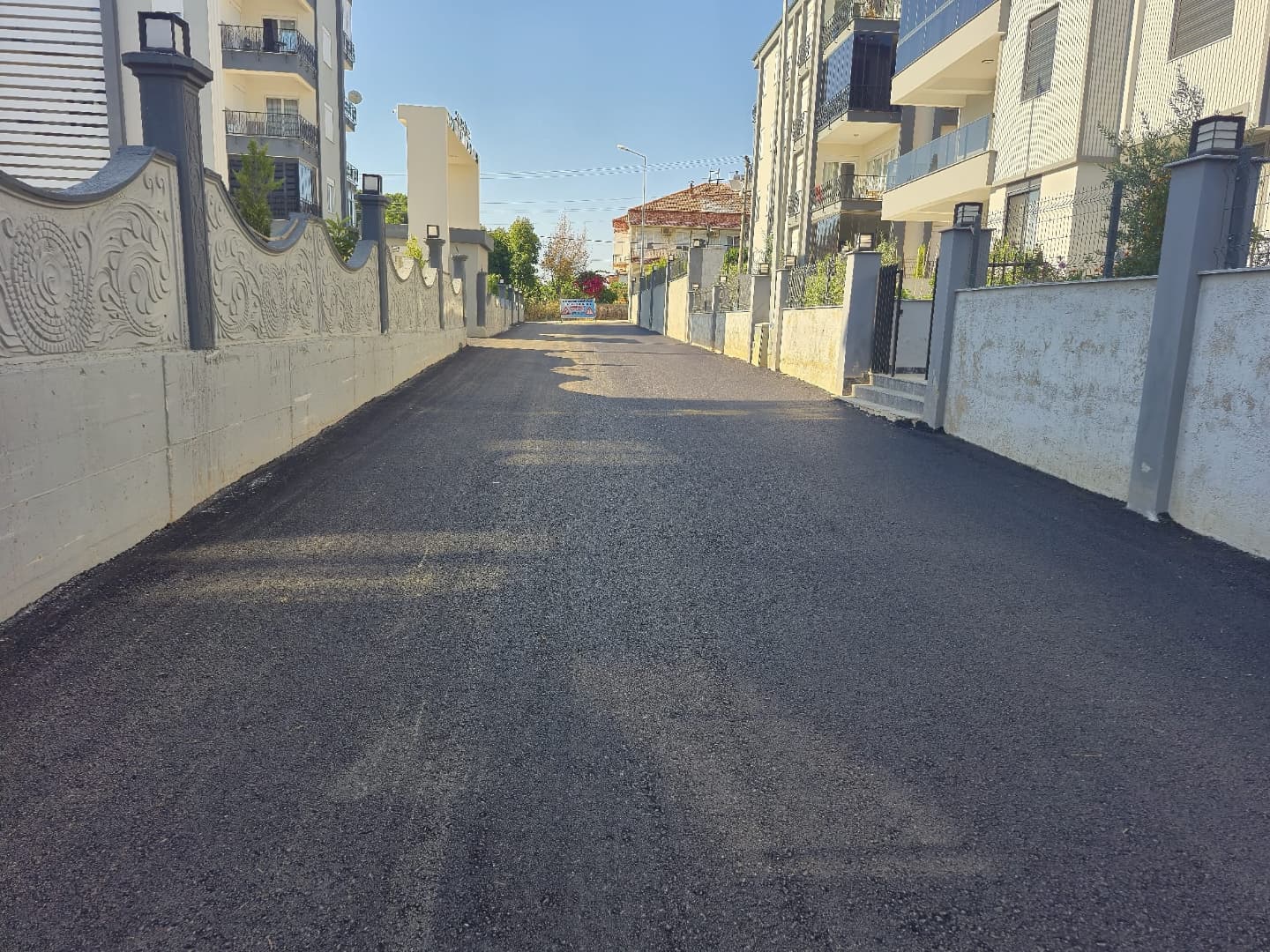 Antalya Aksu'da Barbaros Mahallesi'ne Sıcak Asfalt Çalışması Yapıldı