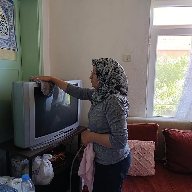 Akseki Belediyesi Demirciler Mahallesi'nde Ev Temizliği Gerçekleştirdi