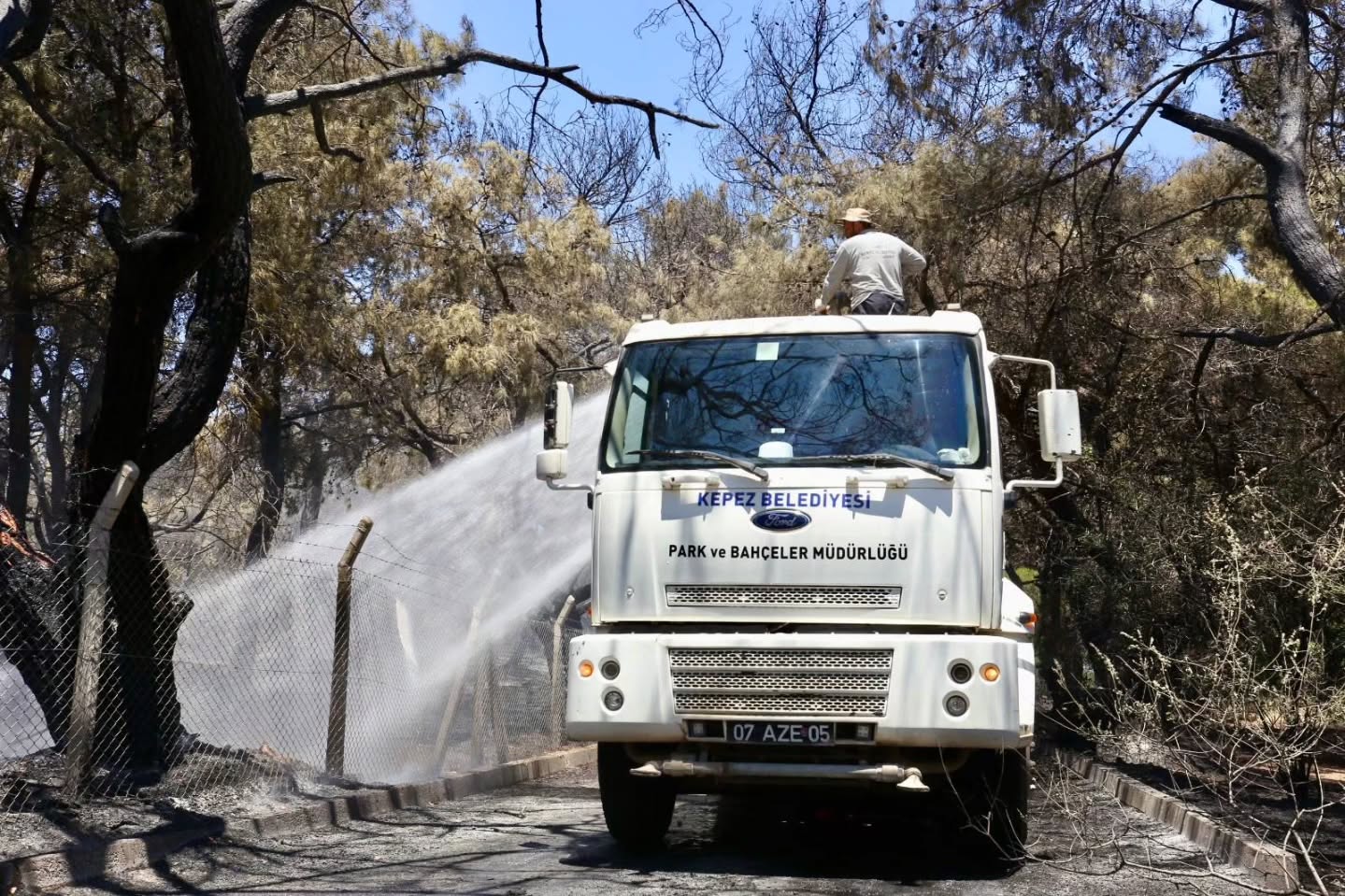 Antalya Kepez'de Orman Yangınına Hızlı Müdahale: Kepez Belediyesi Destek Verdi