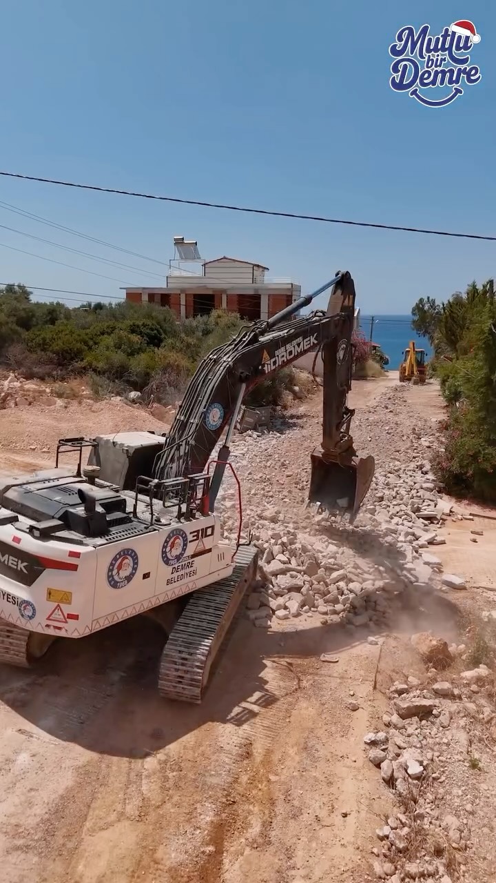 Antalya Demre'de Büyükkum Mahallesi'nde Parke Yol Çalışmaları Sona Yaklaşıyor
