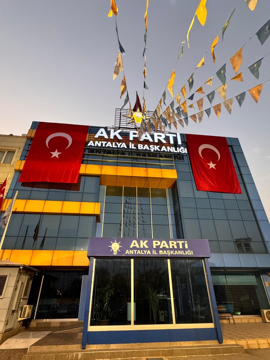 Antalya'da Türkiye Yüzyılı Coşkusu: Ak Parti İl Başkanlığı'ndan Bayrak Çağrısı