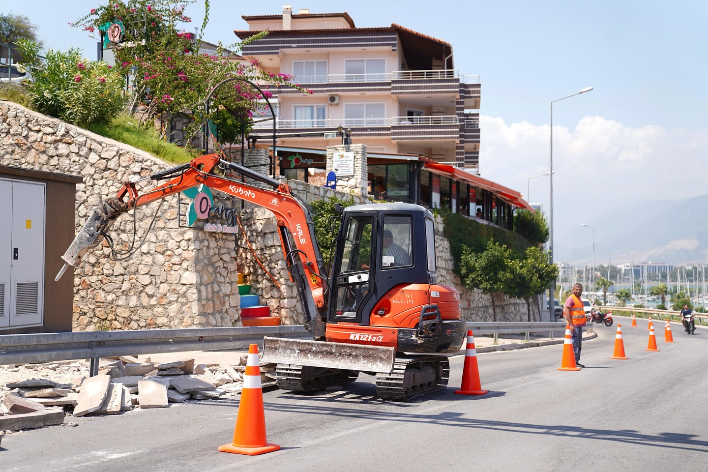 Finike Belediyesi Kent İçi Çalışmalara Devam Ediyor