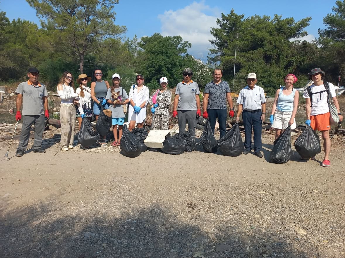 Antalya Kemer'de Yabancı Uyruklu Kadınlar Temizlik Seferberliğinde