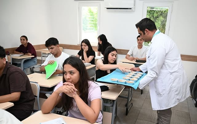 Kemer Belediyesi'nden Gençlere Aşure İkramı