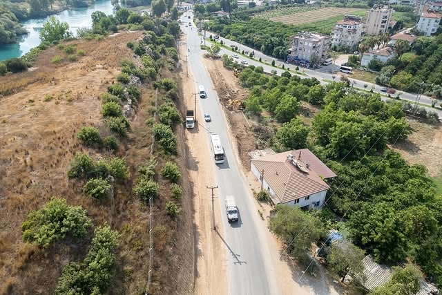 Manavgat Belediyesi Büyük Şelale Grup Yolunda Yol Genişletme Çalışmalarına Devam Ediyor