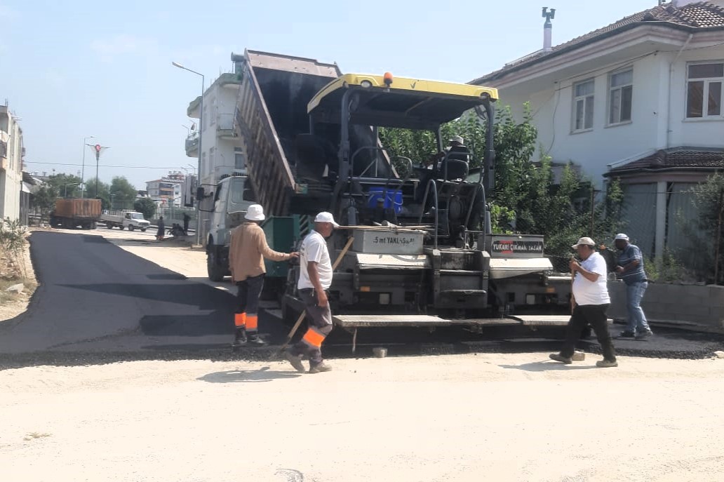 Antalya Serik'te Merkez Mahallesi'nde Asfalt Çalışmaları Hız Kazandı