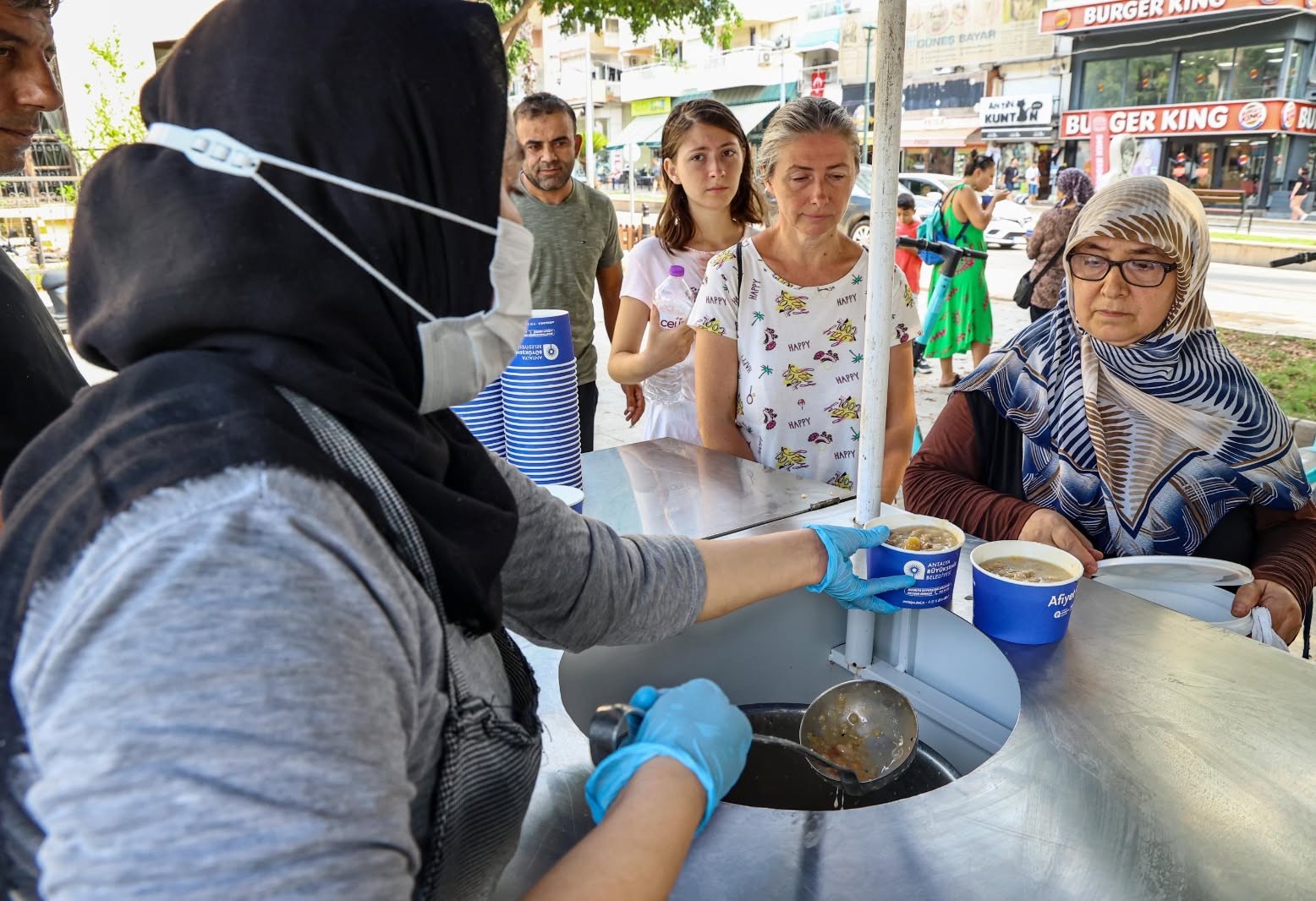 Antalya'da Geleneksel Aşure İkramları Devam Ediyor