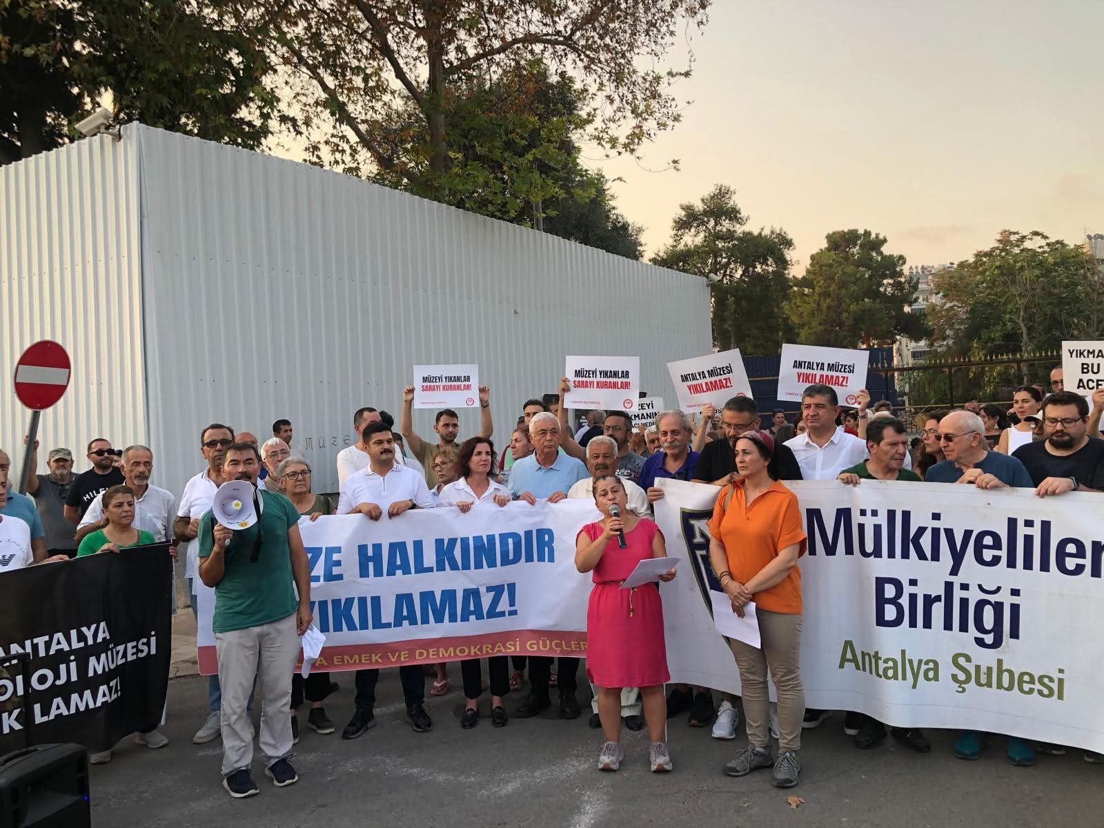 CHP, Antalya Müzesi'nin Yıkım Kararını Protesto Etti