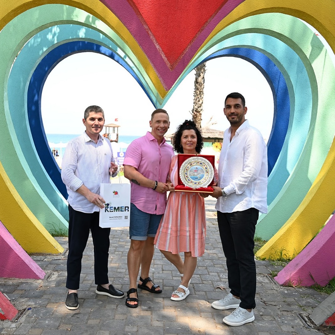 21 Yıldır Kemer'e Gelen Finlandiyalı Çifti Beğenilen Destinasyon Kemer'e Bağlılığıyla Onurlandırdı
