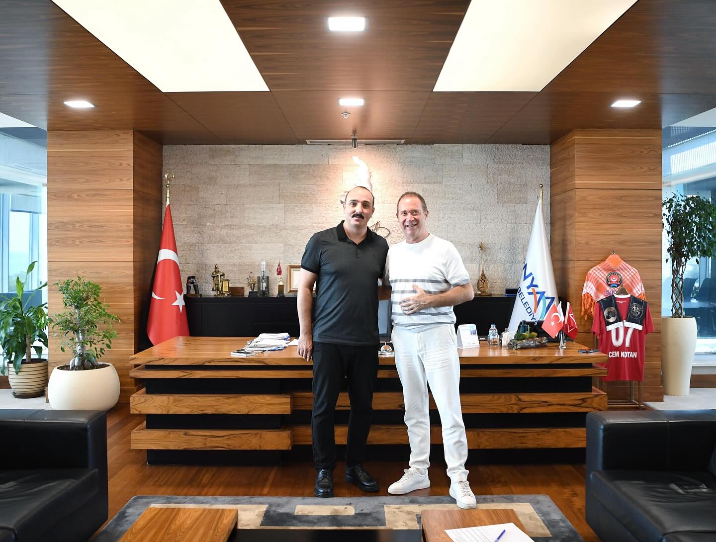 Antalya Konyaaltı Belediyesi, Sanatçı Sümer Ezgü'yü Ağırladı