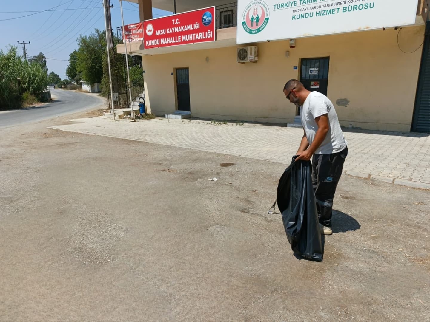 Antalya Aksu'da Kundu Mahallesi Temizlik Çalışması