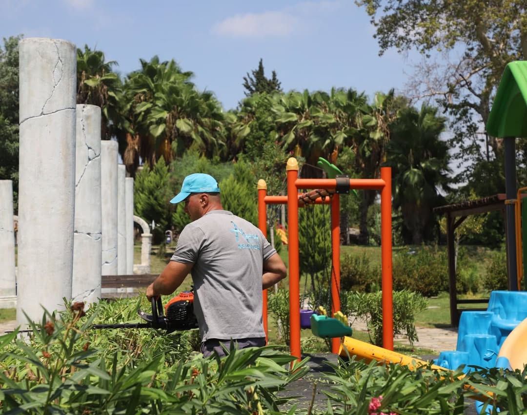 Antalya Aksu'da Park ve Bahçeler Müdürlüğü'nden Yeşil Alanlara Yoğun Bakım