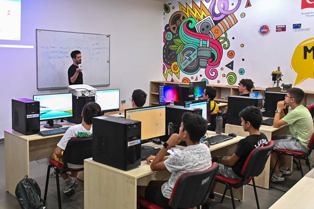 Antalya'da Gençler Robotik Kodlama ile Geleceğe Hazırlanıyor