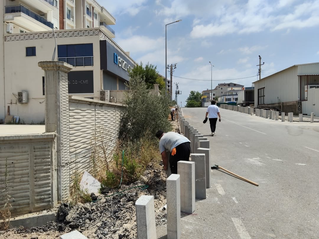 Serik Belediyesi, Orta Mahalle'de Kaldırım ve İstinat Duvarı Çalışmalarını Sürdürüyor