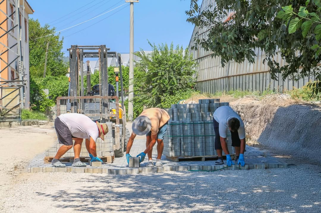 Kaş'ta Yollar Konforlu Hale Geliyor: Kilit Parke ve Bordür Döşeme Çalışmaları Devam Ediyor