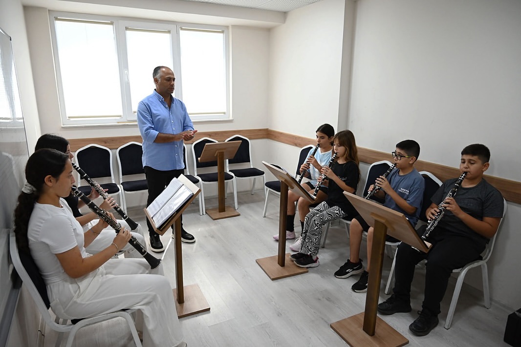 Kemer Belediyesi'nin Ücretsiz Yaz Kursları Büyük İlgi Görüyor