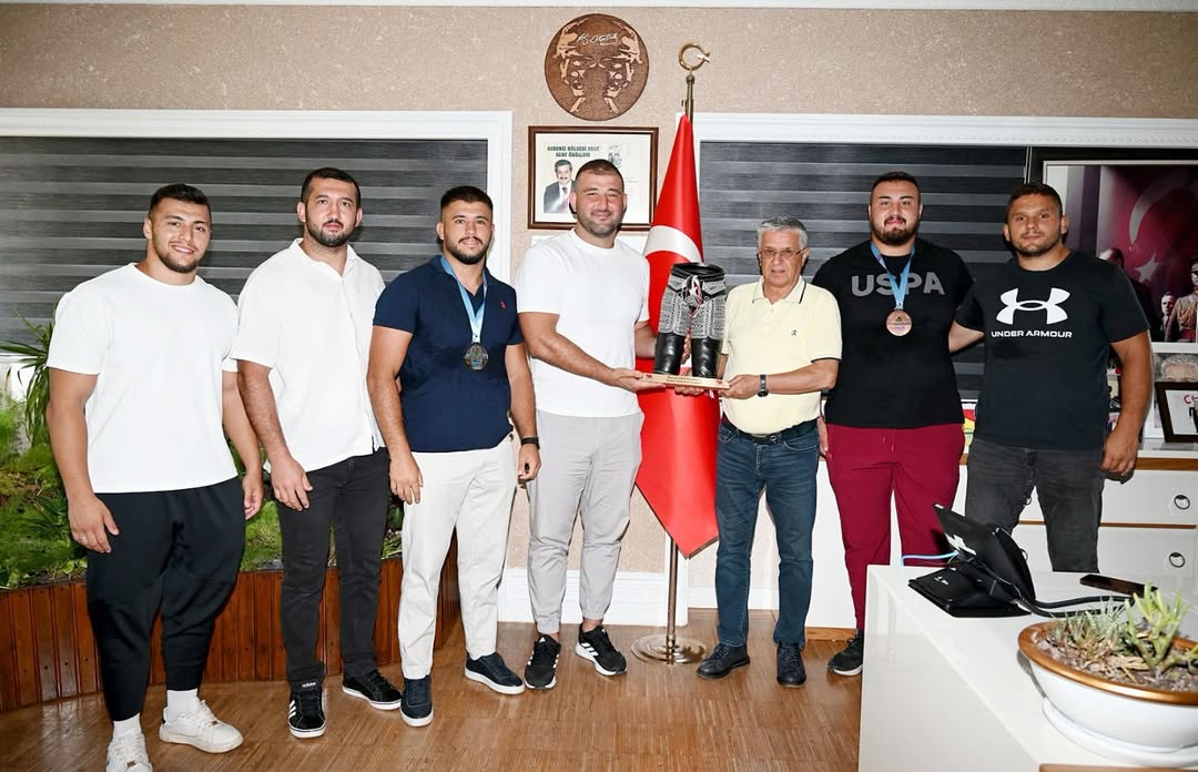 Kemer Belediyesi Güreşçileri Başkana Ziyaret Etti, Samsun'da Kürsü Hedefi