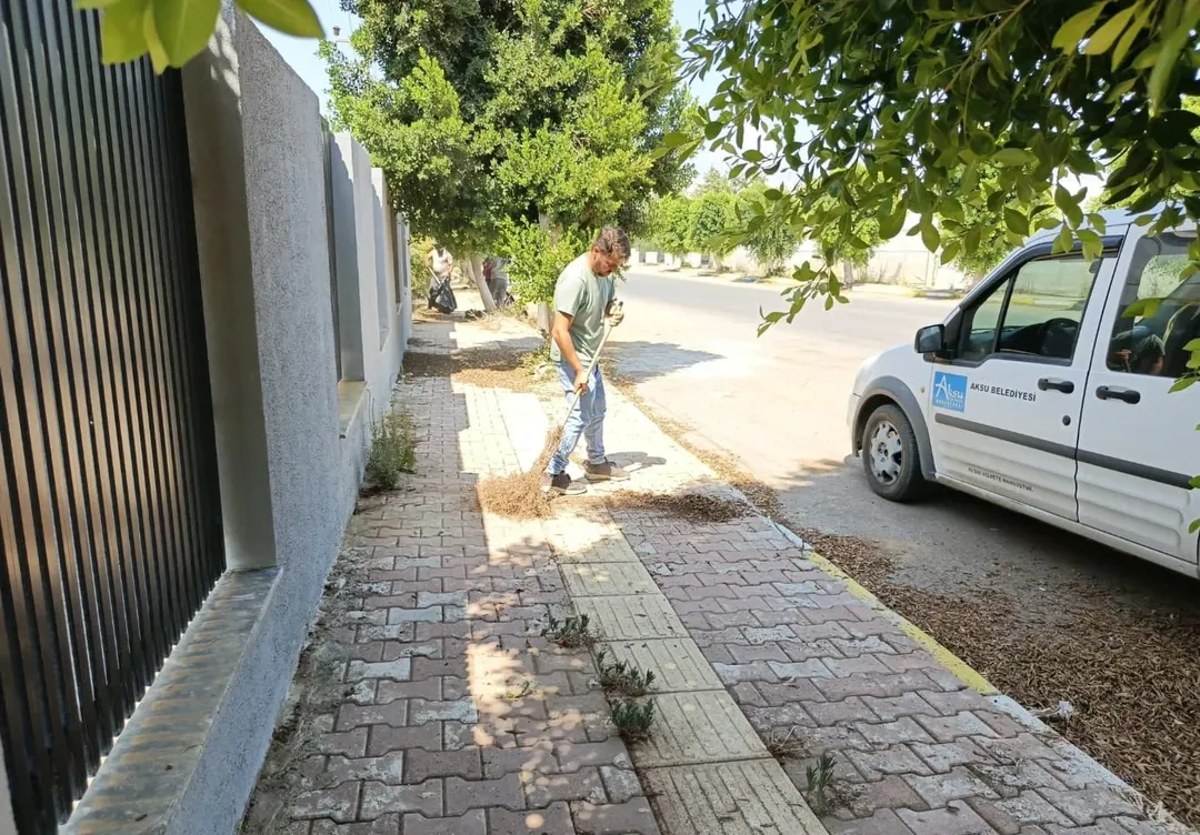 Aksu Belediyesi, Hacıaliler Mahallesinde Temizlik Çalışması Yaptı