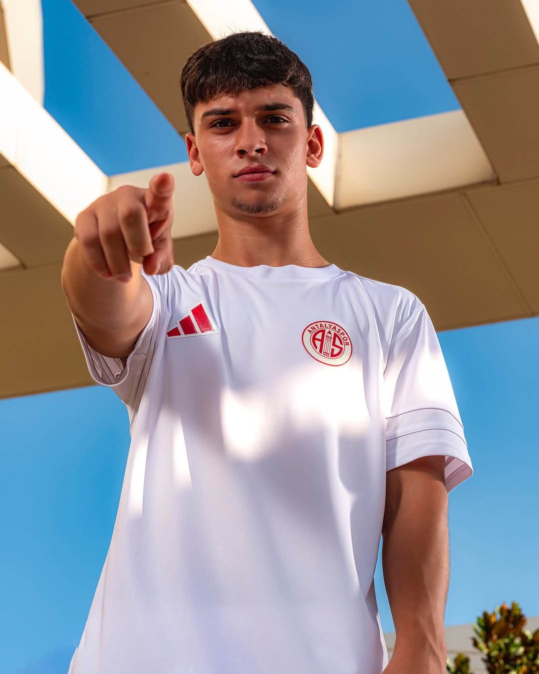 Antalyaspor, Yeni Sezon Formasını Tanıttı: Beyazın Temizliğiyle Sahaya