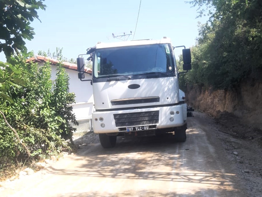 Serik'te Çatallar Mahallesine Yeni Asfalt Umudu