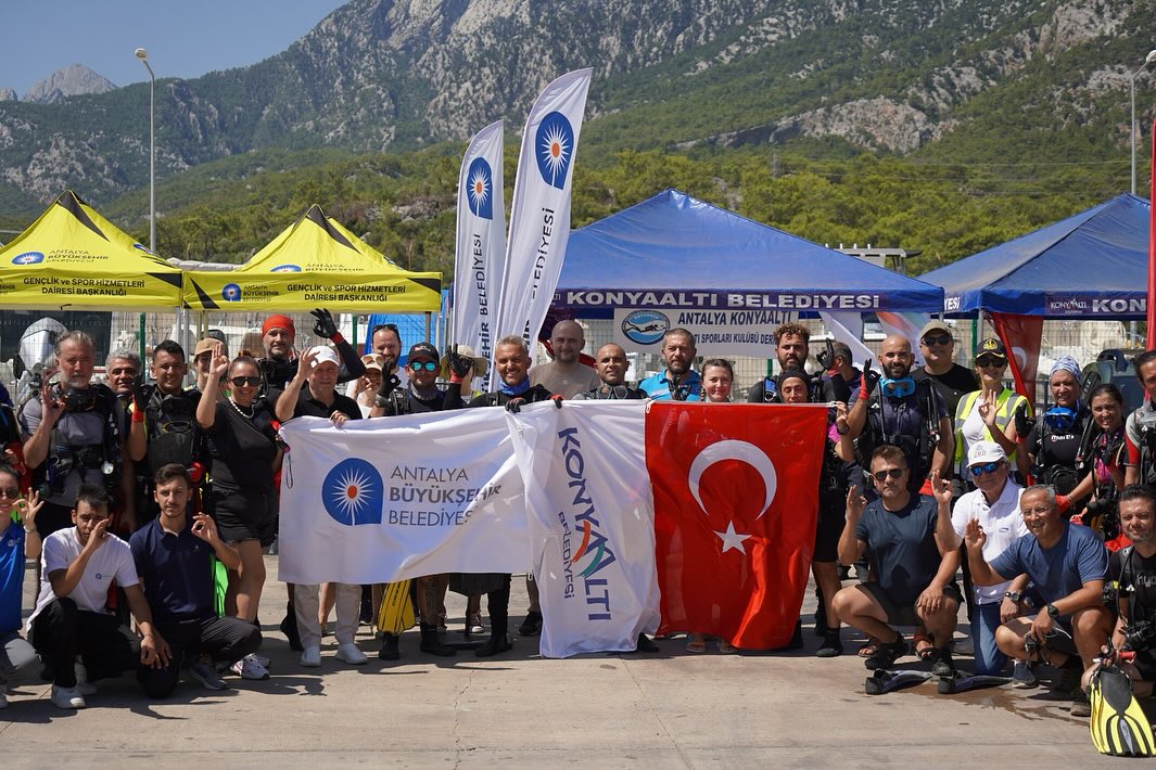 Konyaaltı Belediyesi, Deniz Kirliliğine Karşı Balıkçı Barınağında Temizlik Yaptı