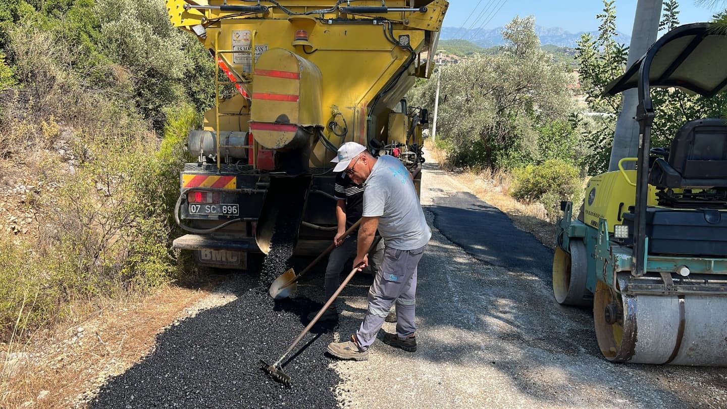 Antalya Aksu'da Asfalt Yama Çalışmaları Devam Ediyor