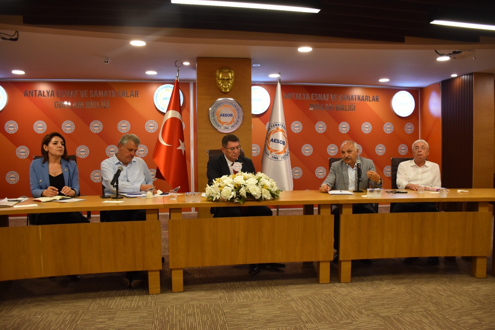 CHP'li Vekiller Antalya Esnafıyla Buluştu: Haksızlık ve Hukuksuzluğa Karşı Mücadele Sözü Verildi