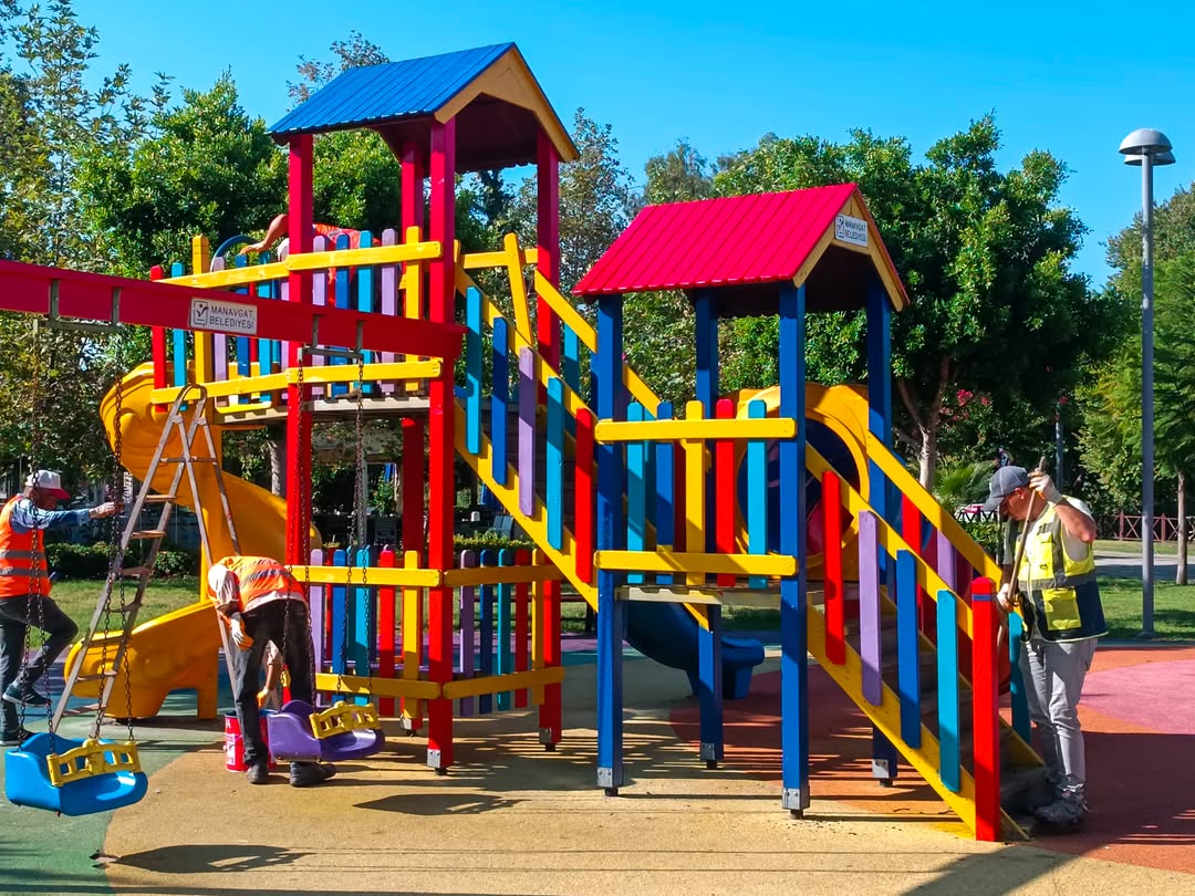 Manavgat'ta Park ve Bahçe Bakım Çalışmaları Devam Ediyor