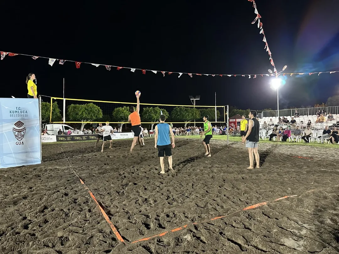 Kumluca'da 30 Ağustos Zafer Kupası Plaj Voleybolu Turnuvası Coşkuyu Sürdürüyor