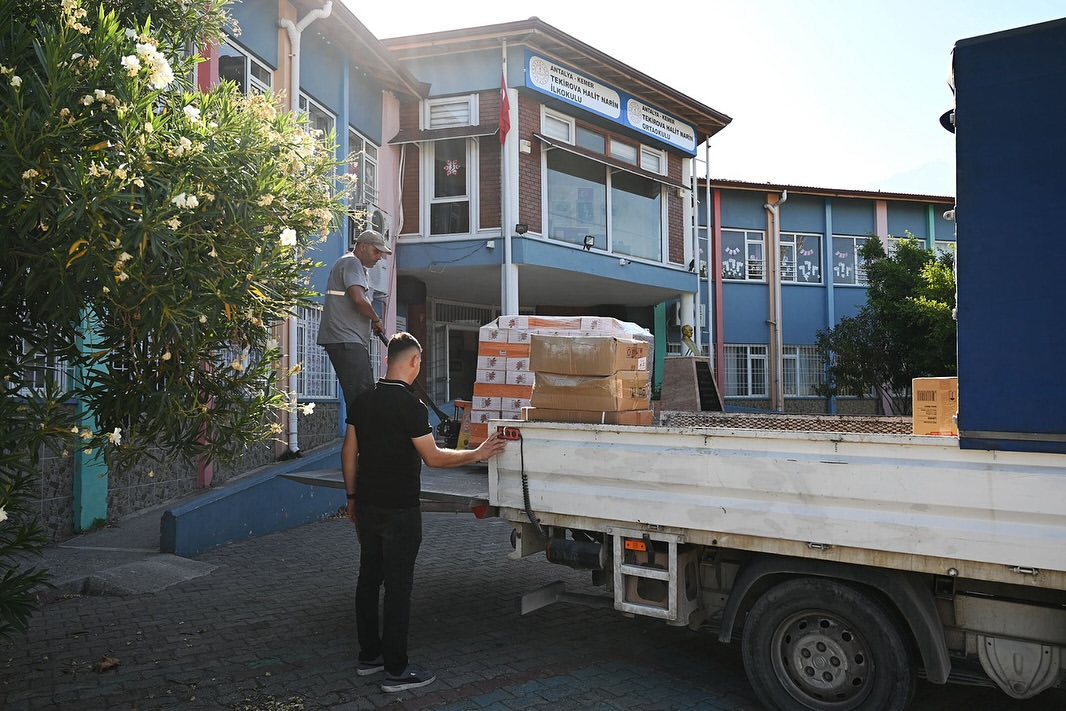 Kemer'de 6500 Öğrenciye Ücretsiz Kırtasiye Yardımı