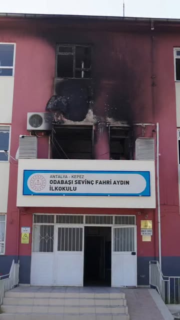 Antalya Kepez'de Yangın Hasar Gören Sevinç Fahri Aydın İlkokulu'na Kepez Belediyesi Desteği