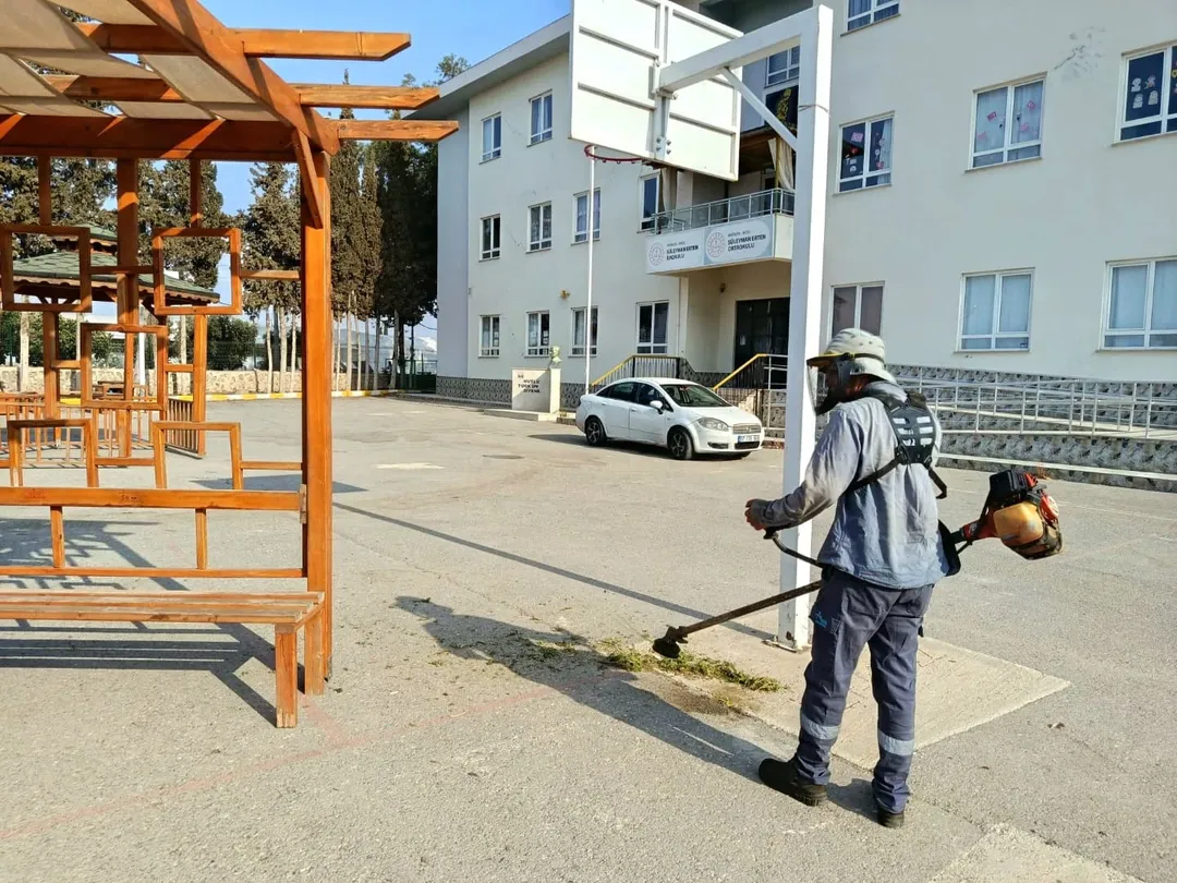 Antalya Aksu'da Okullar Açılıyor, Belediye Bahçeleri Hazırlıyor